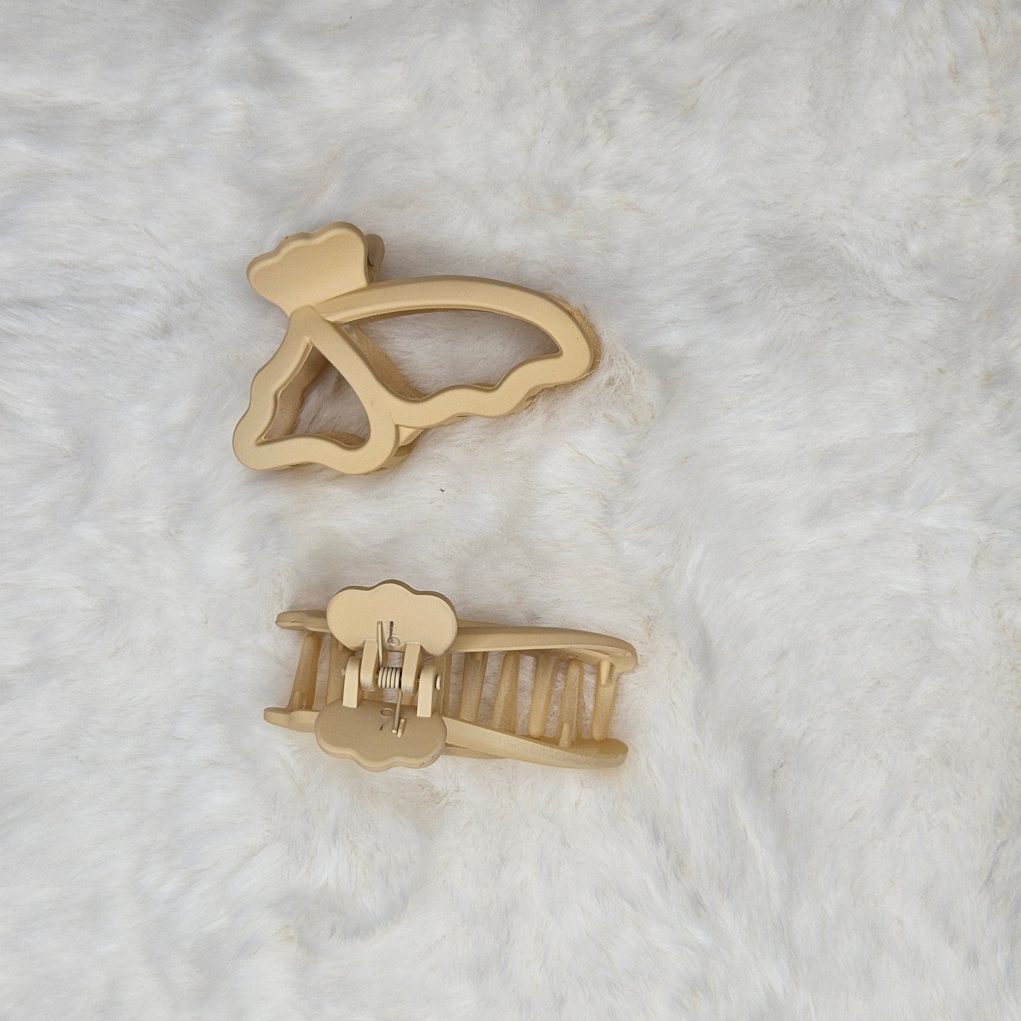 Matte Butterfly Outline Hair Claw