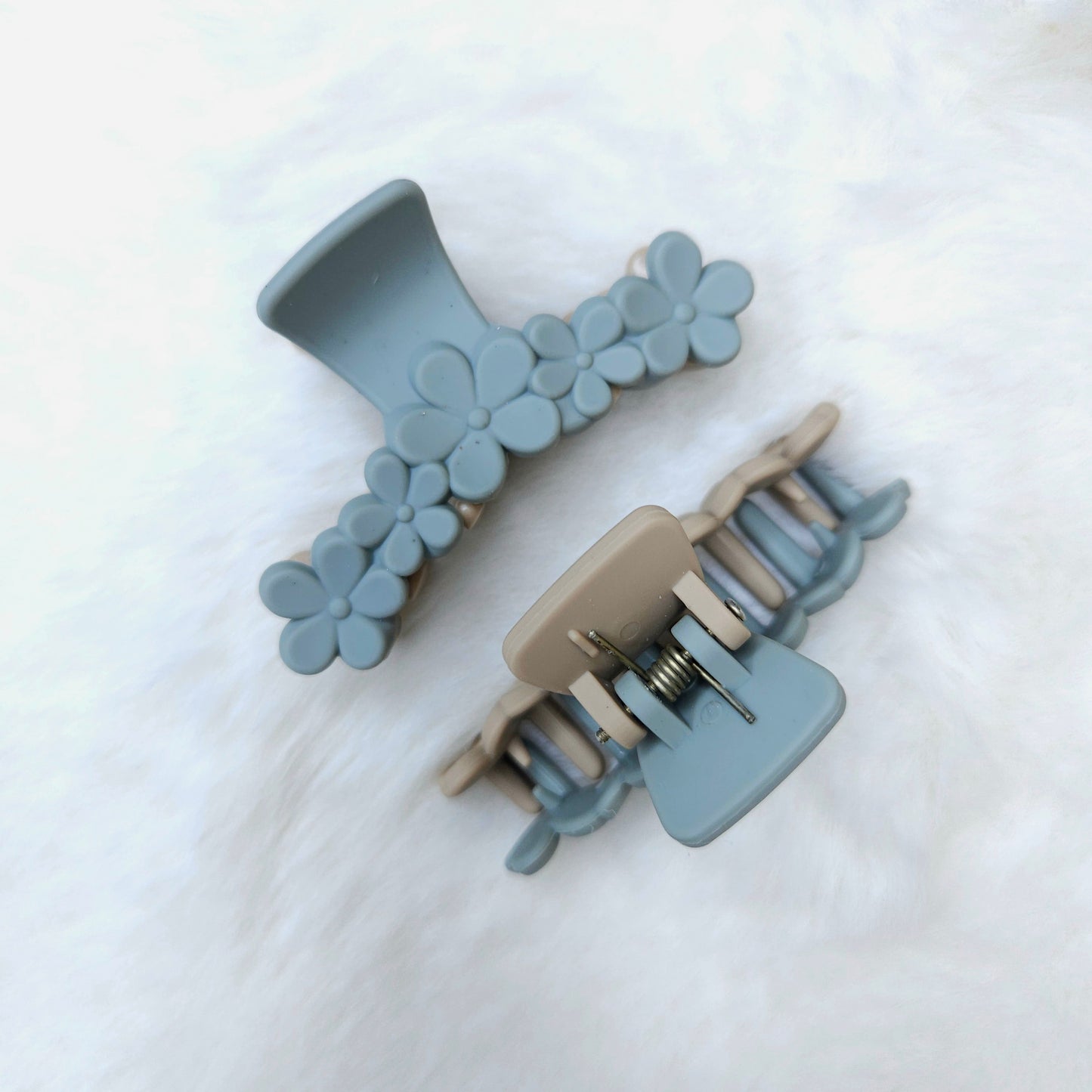 Matte Dual Tone Floral Loop T Hair Claw