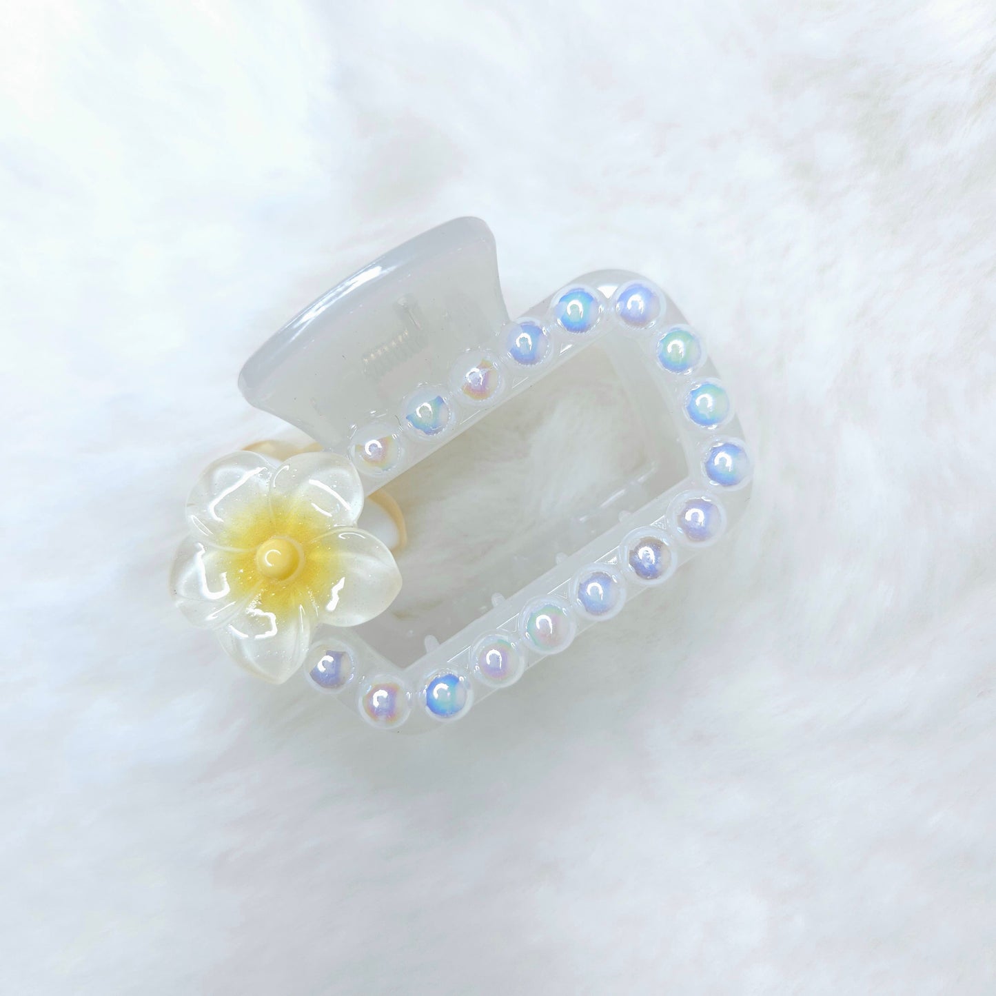 Lily Pearls Rectangle Hair Claw