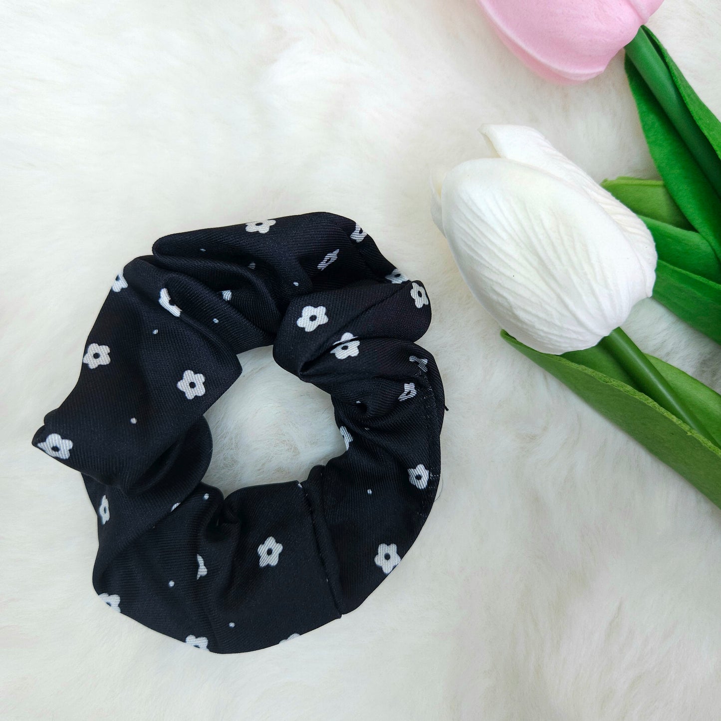 Chic Daisy Print Scrunchie