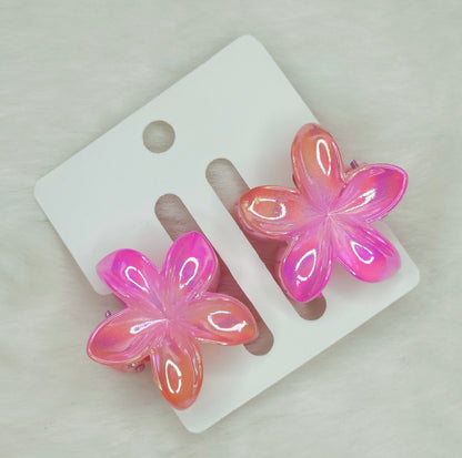 Set of dual-shade mini flower hair claws in rose color, featuring delicate petal design for a cute and elegant hairstyle.