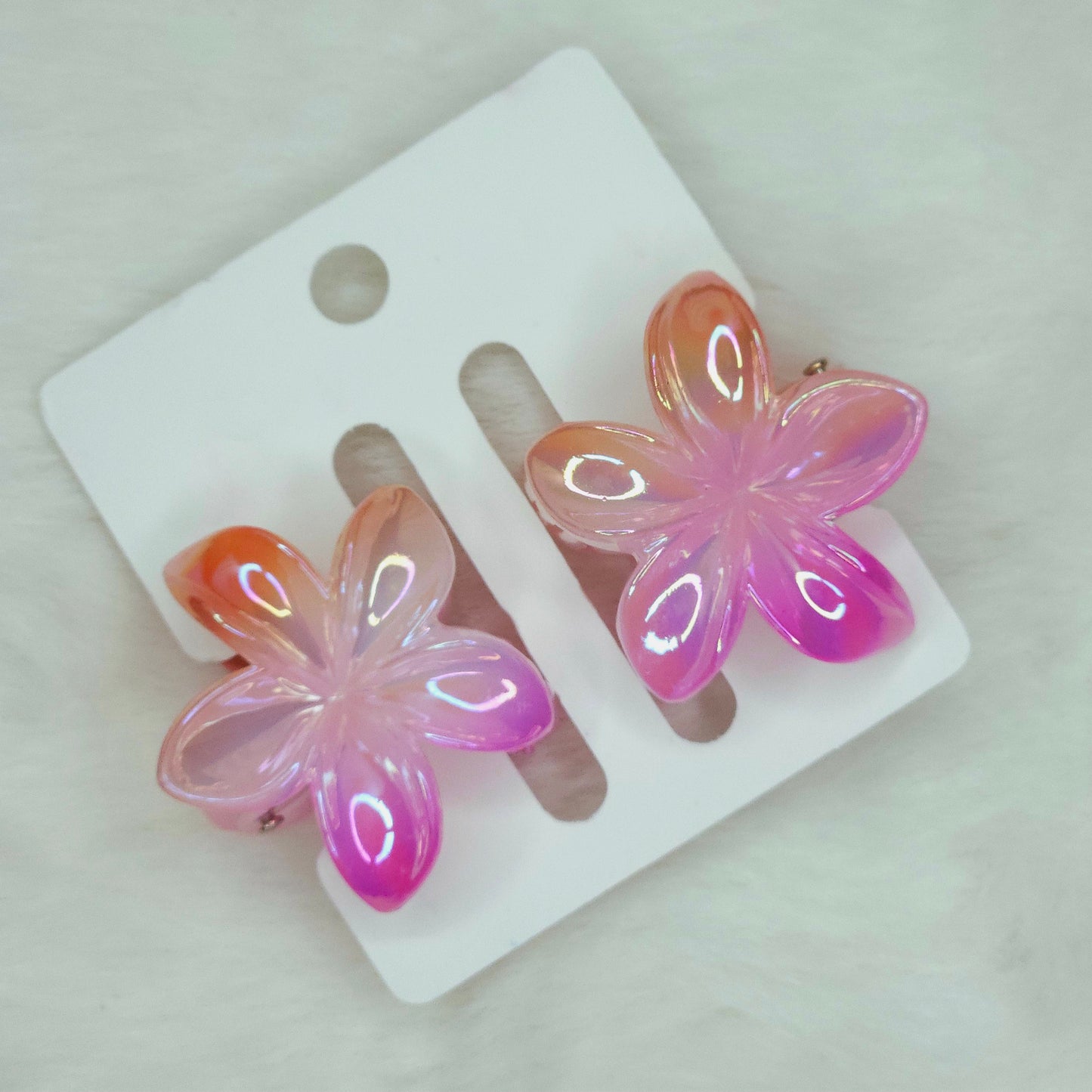 Close-up of dual-shade orange-pink lower hair claw showing detailed petal texture and color gradient.