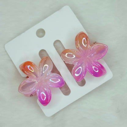 Close-up of dual-shade orange-pink lower hair claw showing detailed petal texture and color gradient.
