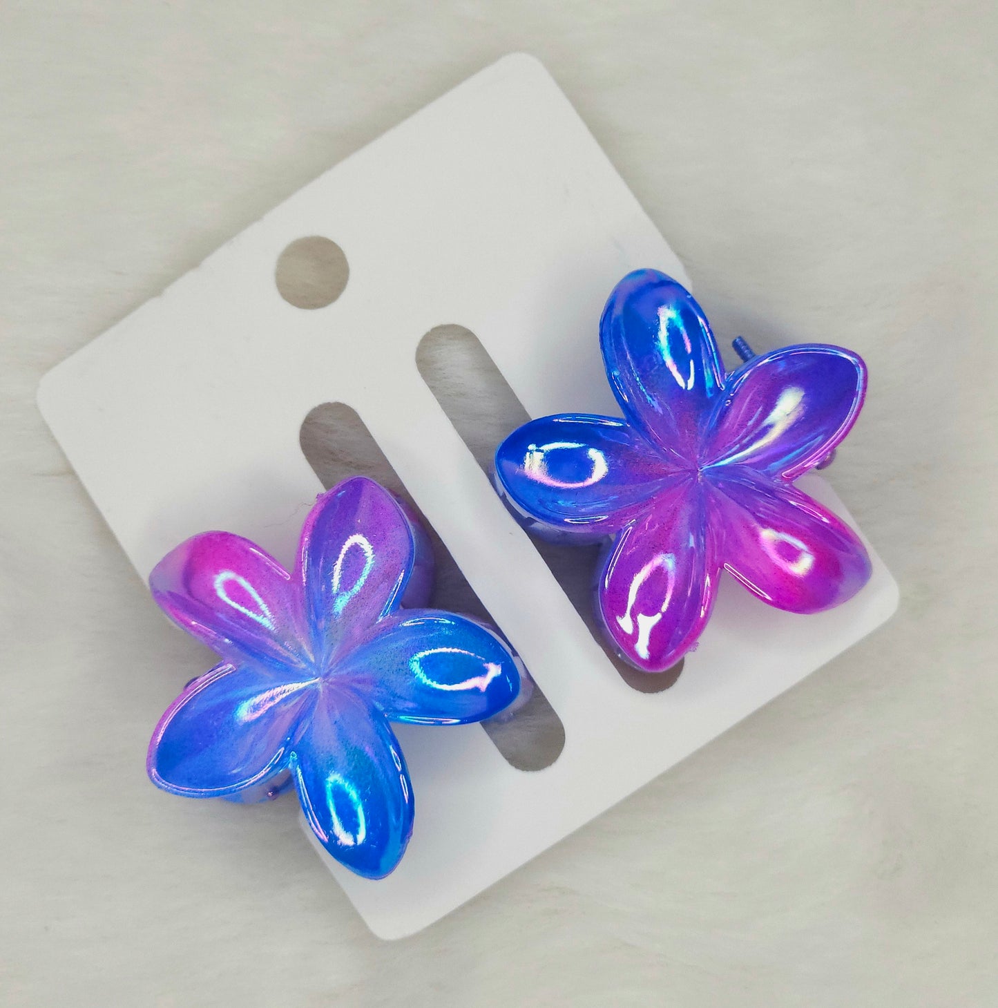 Dual-shade blue-pink flower hair claws featuring smooth finish, isolated product image.