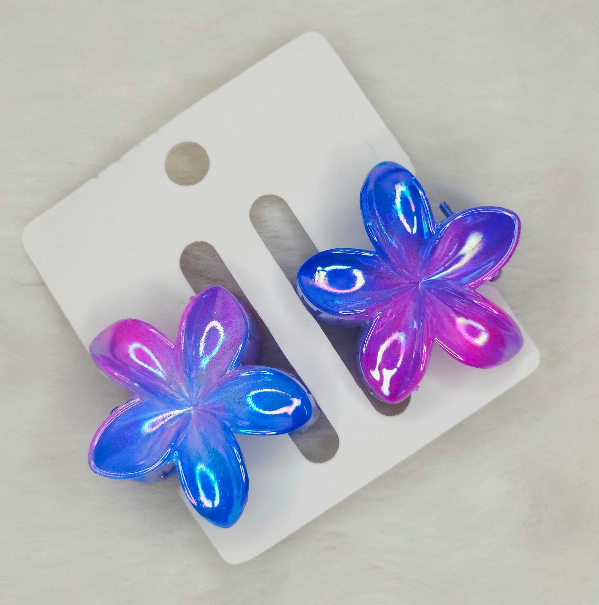 Dual-shade blue-pink flower hair claws featuring smooth finish, isolated product image.