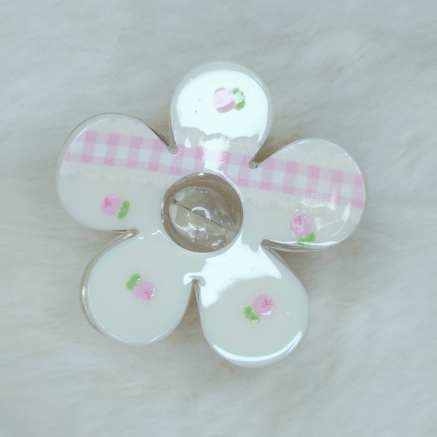 White flower claw clip featuring pink gingham kawaii pattern and soft rose decorations.