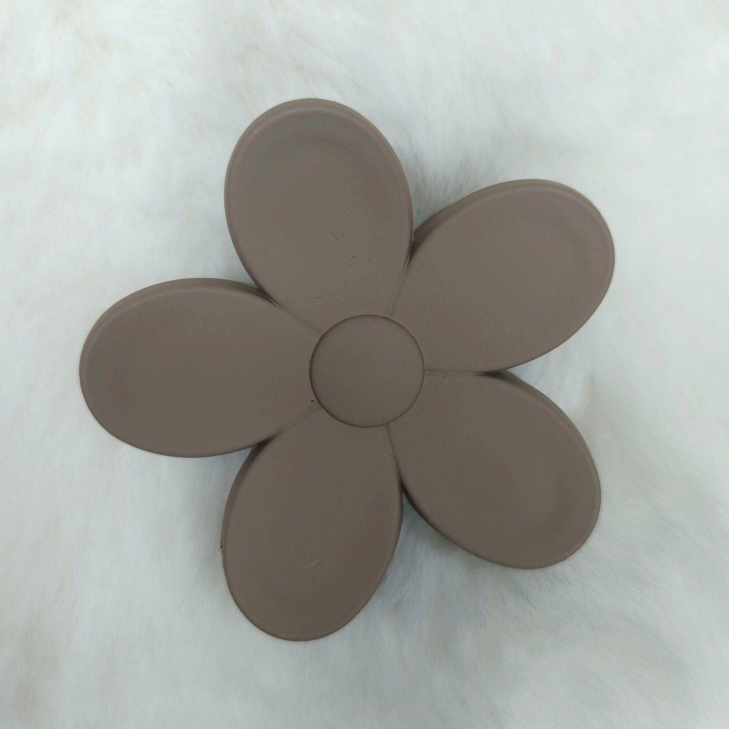 Brown flower-shaped claw clip on a white background