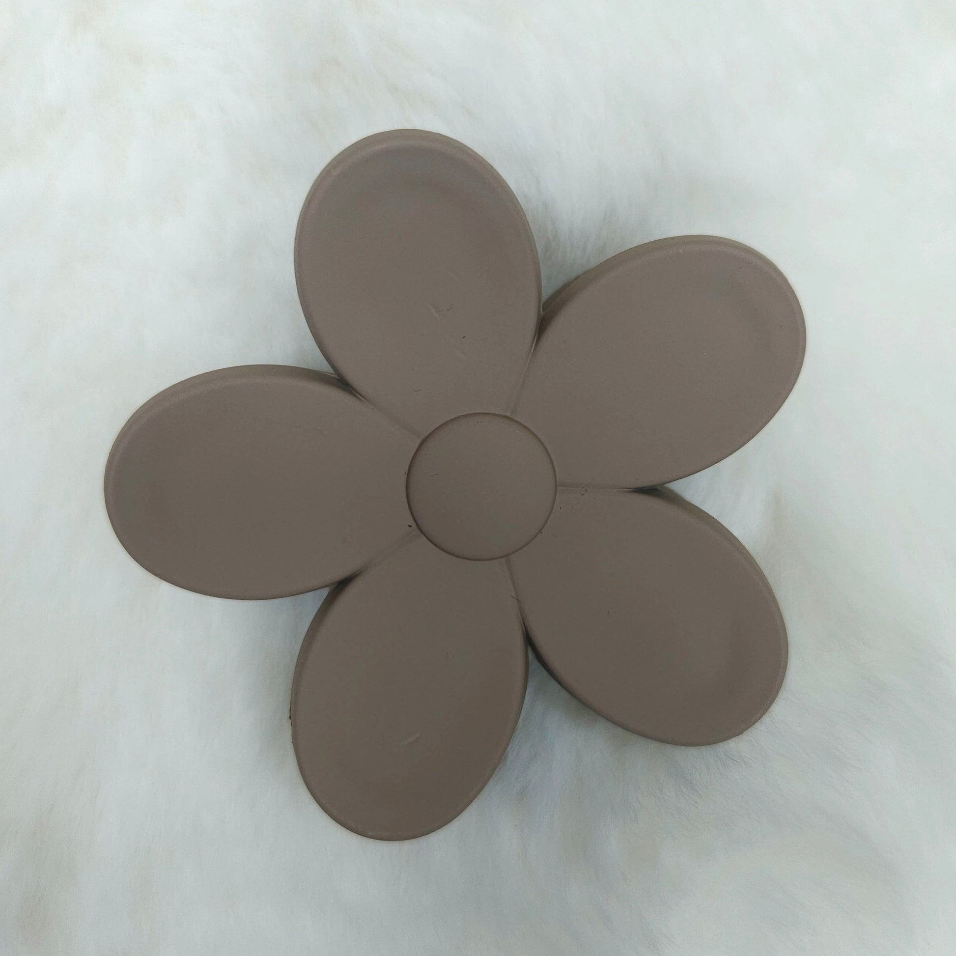 Brown flower-shaped claw clip on a white background