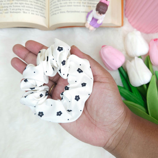 Chic Daisy Print Scrunchie