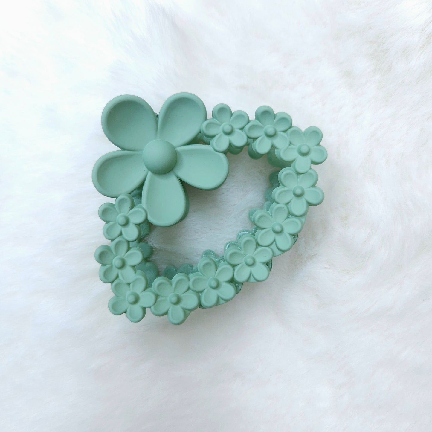 Matte Floral loop Daisy Hair Claw