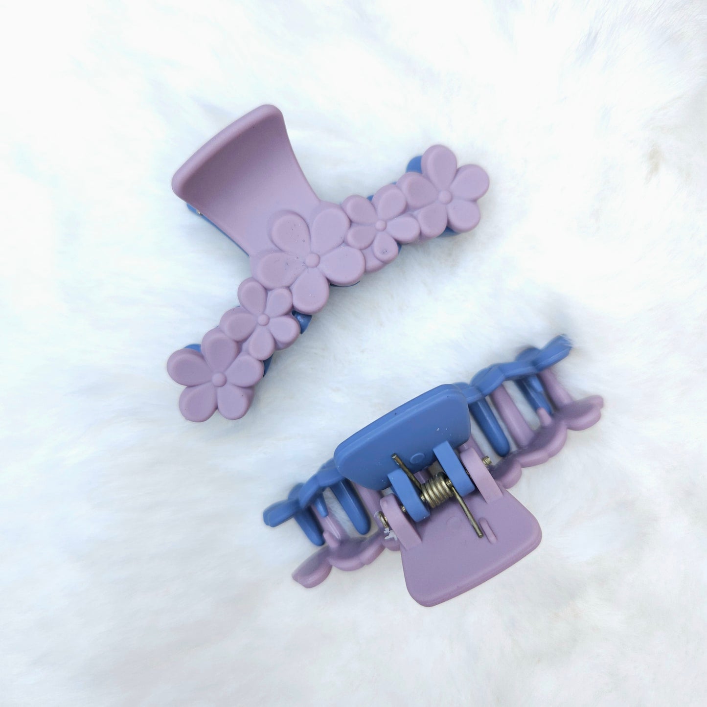 Matte Dual Tone Floral Loop T Hair Claw