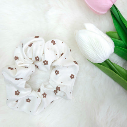 Chic Daisy Print Scrunchie