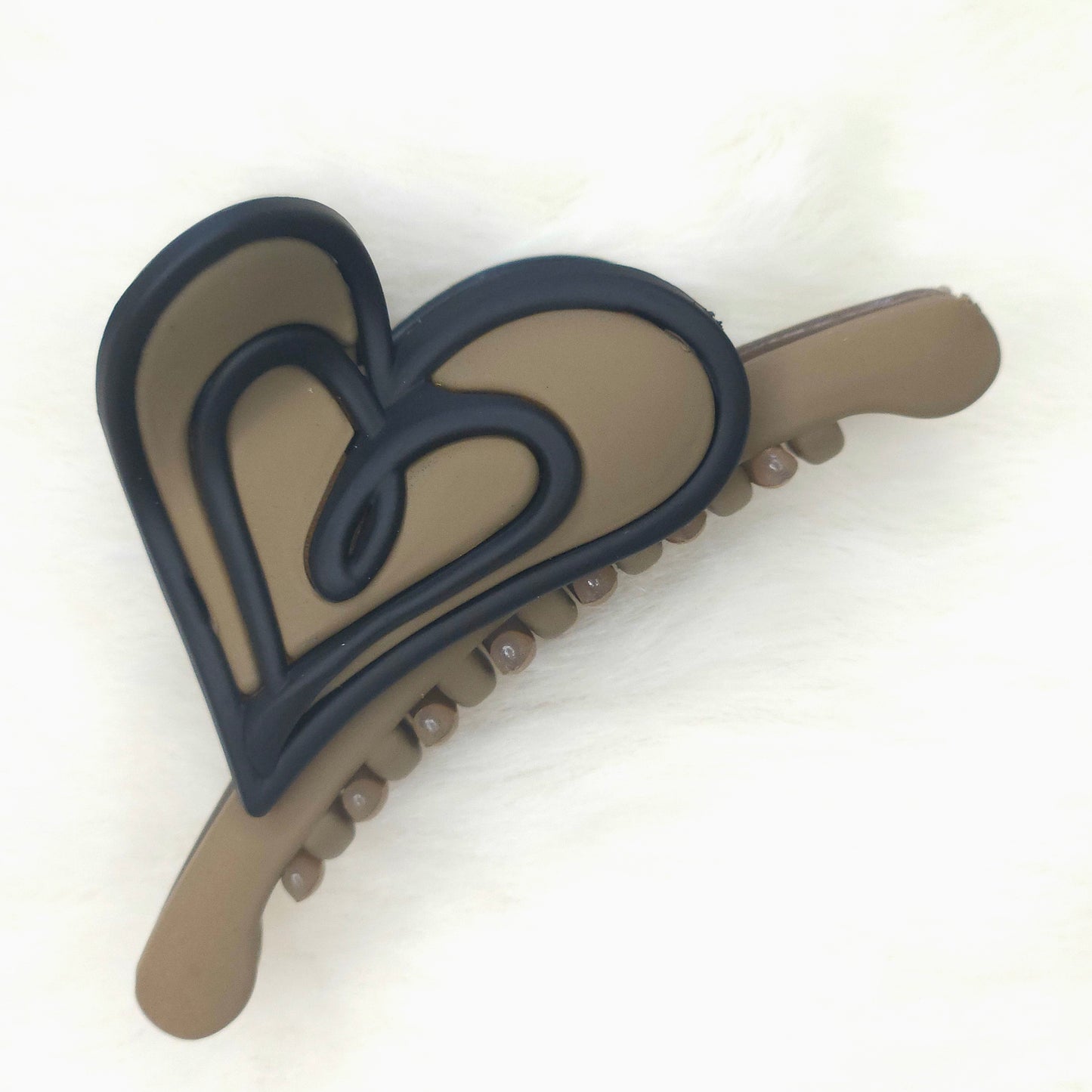 Matte Contour Heart Hair Claw