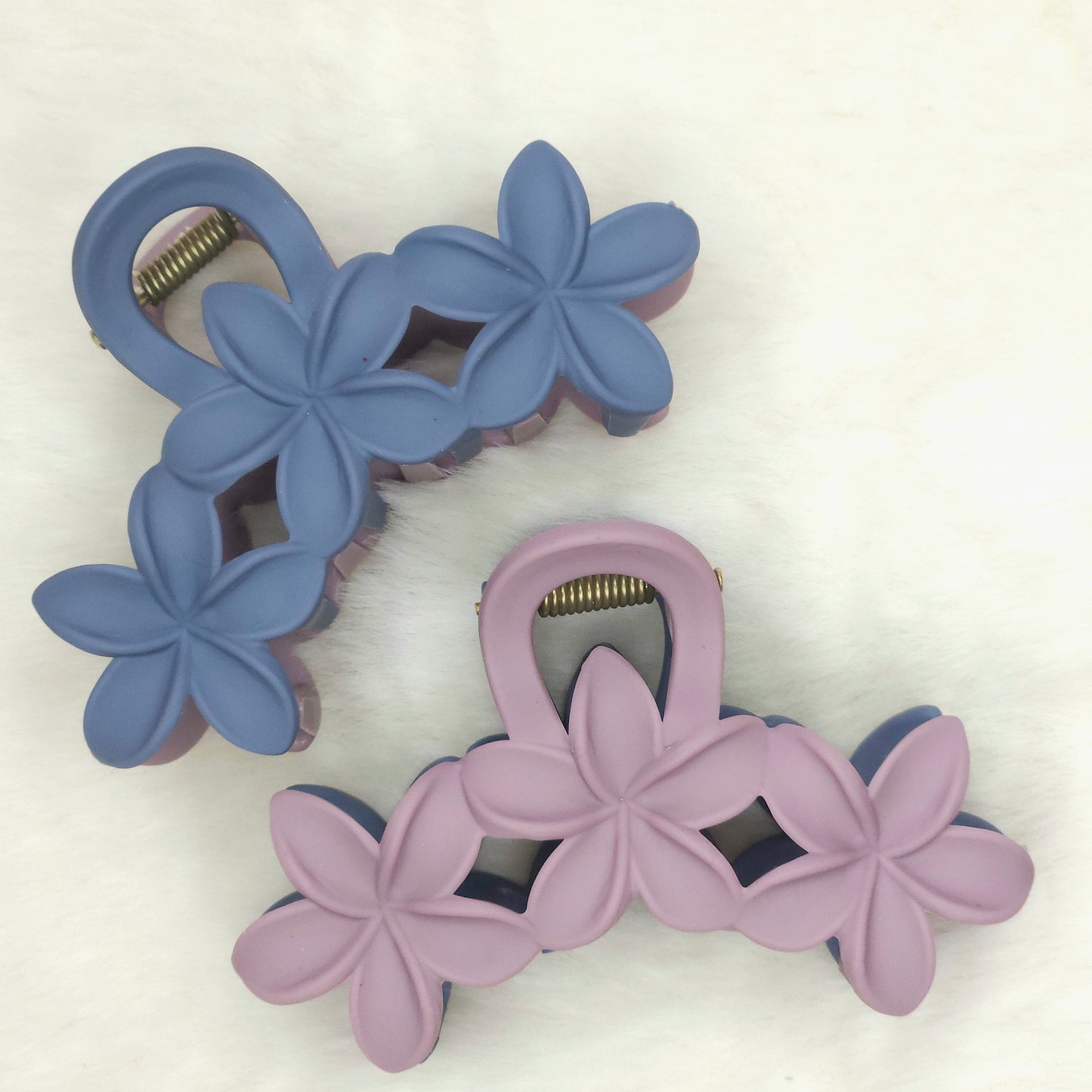 Dual Tone Lily Matte Hair Claw