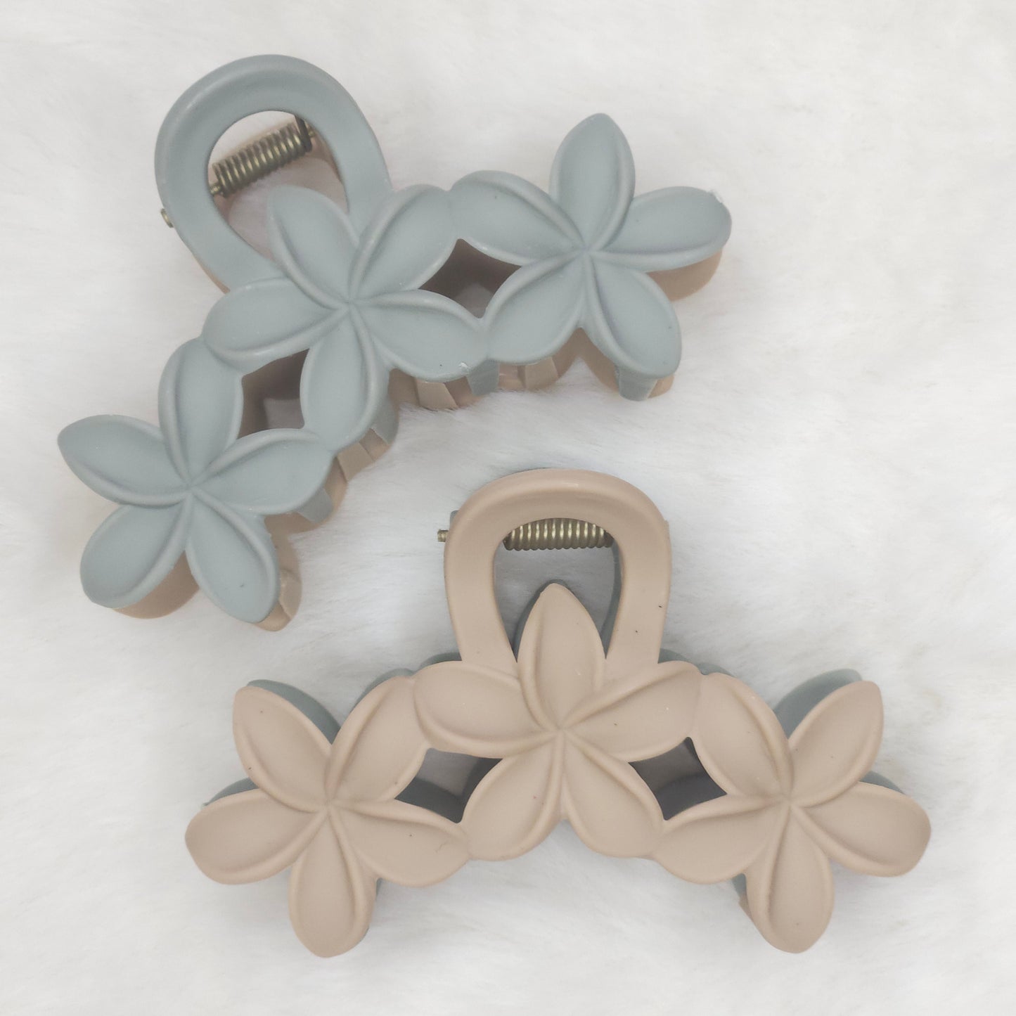 Dual Tone Lily Matte Hair Claw