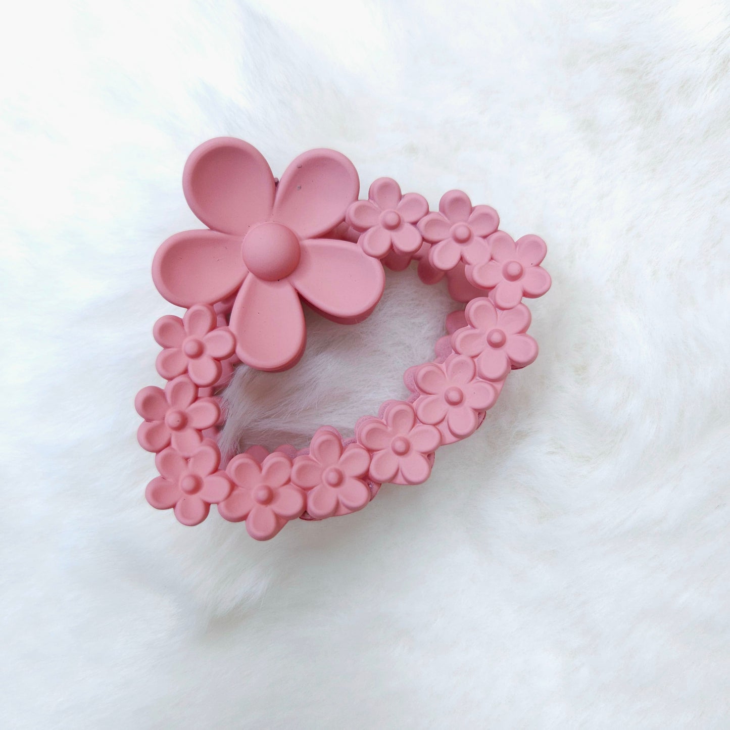 Matte Floral loop Daisy Hair Claw
