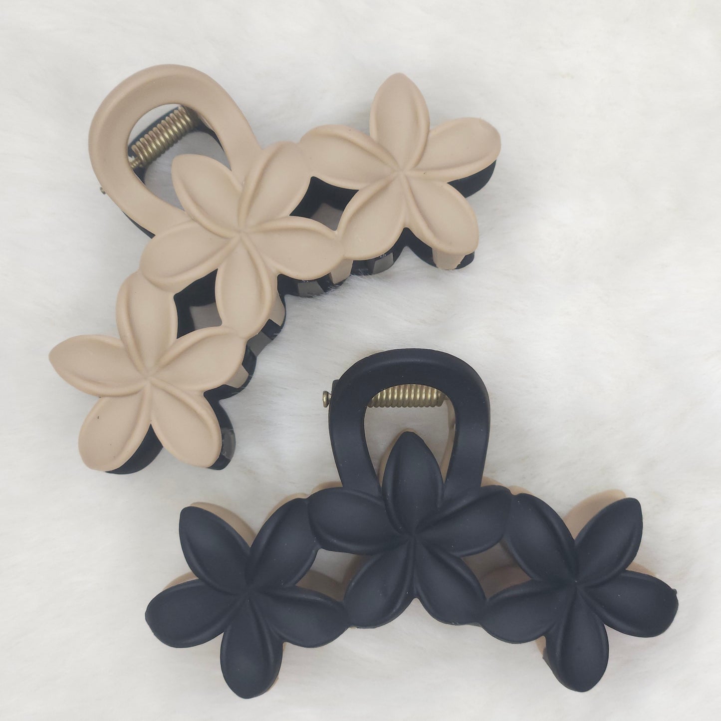 Dual Tone Lily Matte Hair Claw