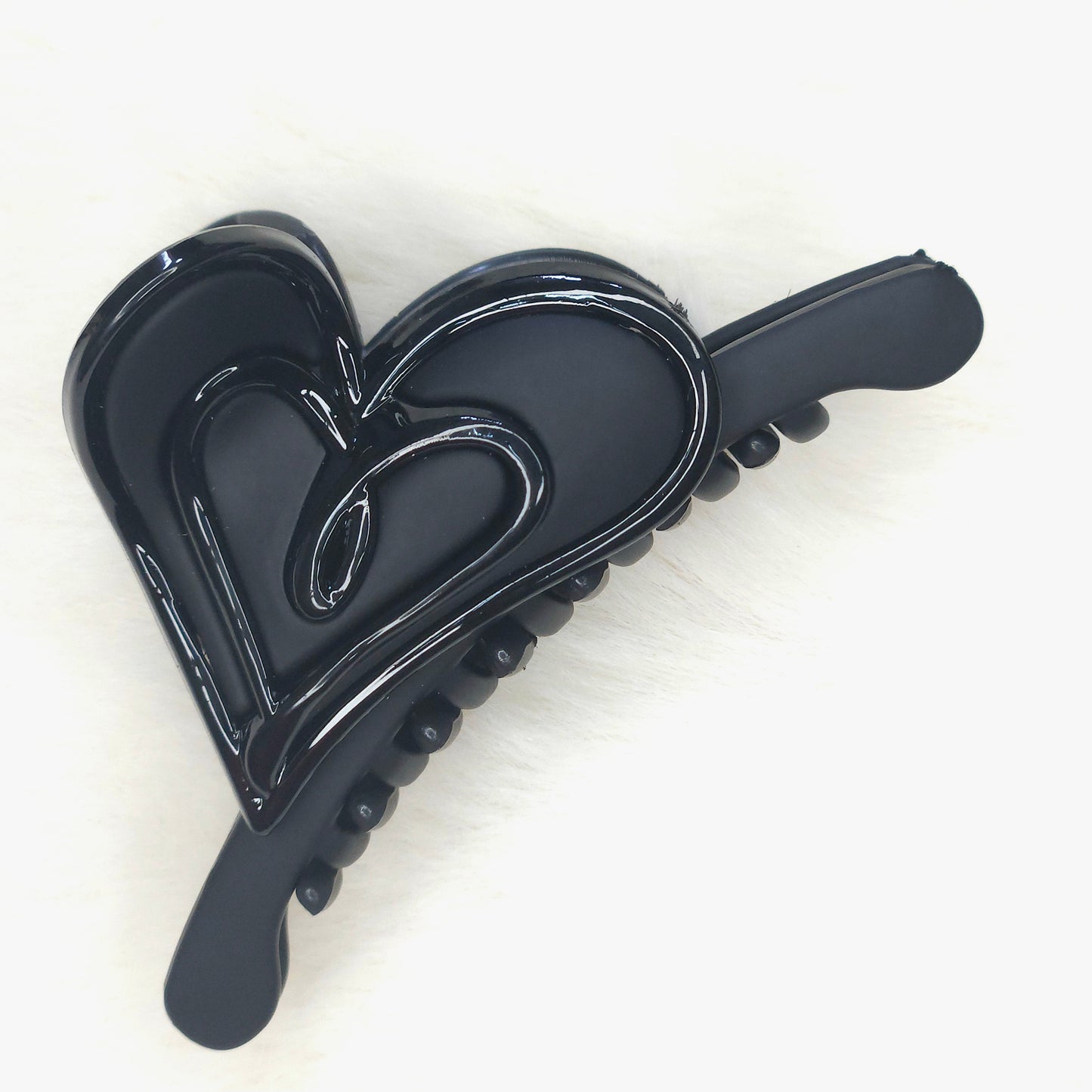 Matte Contour Heart Hair Claw