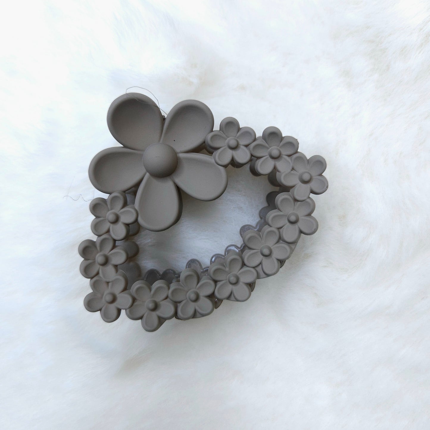 Matte Floral loop Daisy Hair Claw