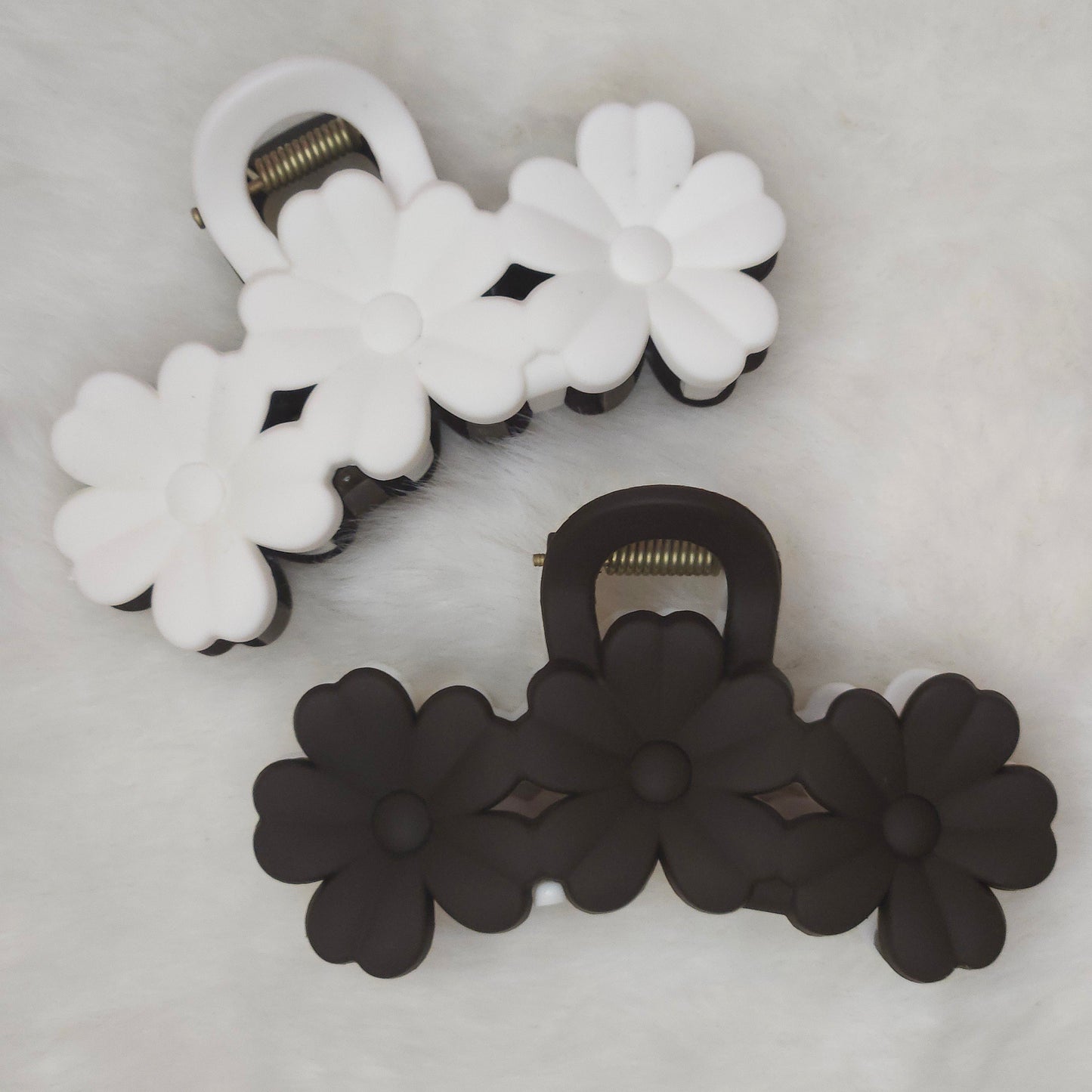 Dual Tone Daisy Matte Hair Claw