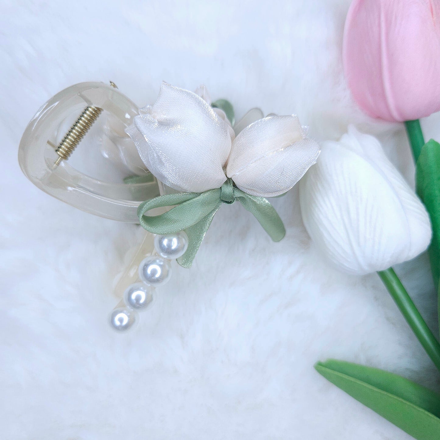 Enchanted Tulip Pearls Hair Claw