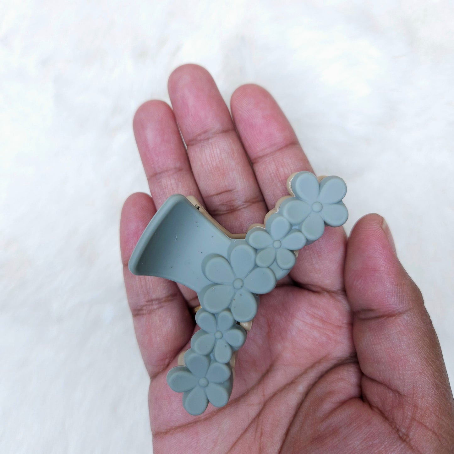 Matte Dual Tone Floral Loop T Hair Claw