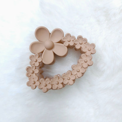 Matte Floral loop Daisy Hair Claw