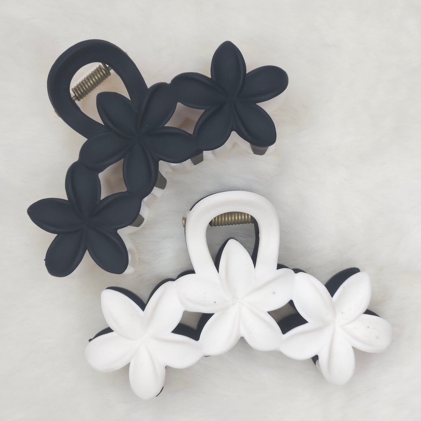 Dual Tone Lily Matte Hair Claw