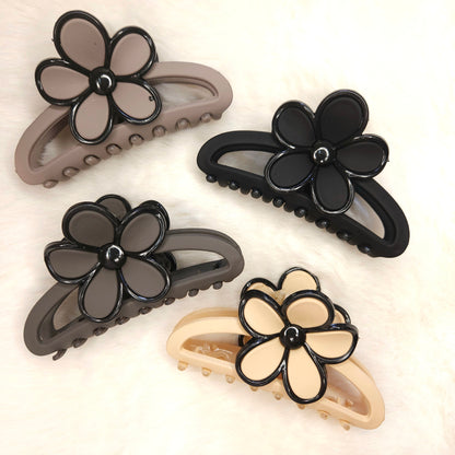 Matte Contour Daisy Hair Claw