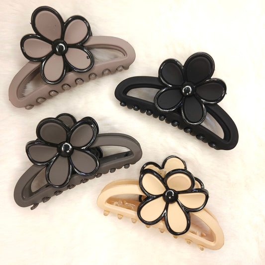 Matte Contour Daisy Hair Claw